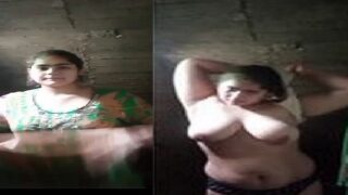 Indian babe bathroom showing big boobs hd video